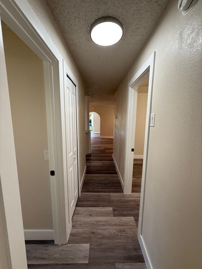 Building Photo - 3 Bedroom/1 Bathroom Single Family Home
