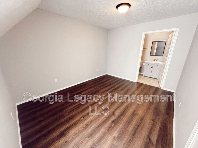 Building Photo - 896 Campbell St