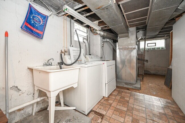 Building Photo - 2535 Vestry Ave