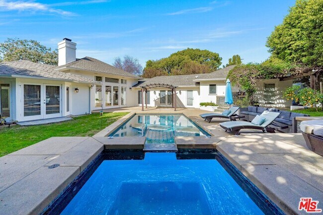 Building Photo - 2400 S Beverly Dr