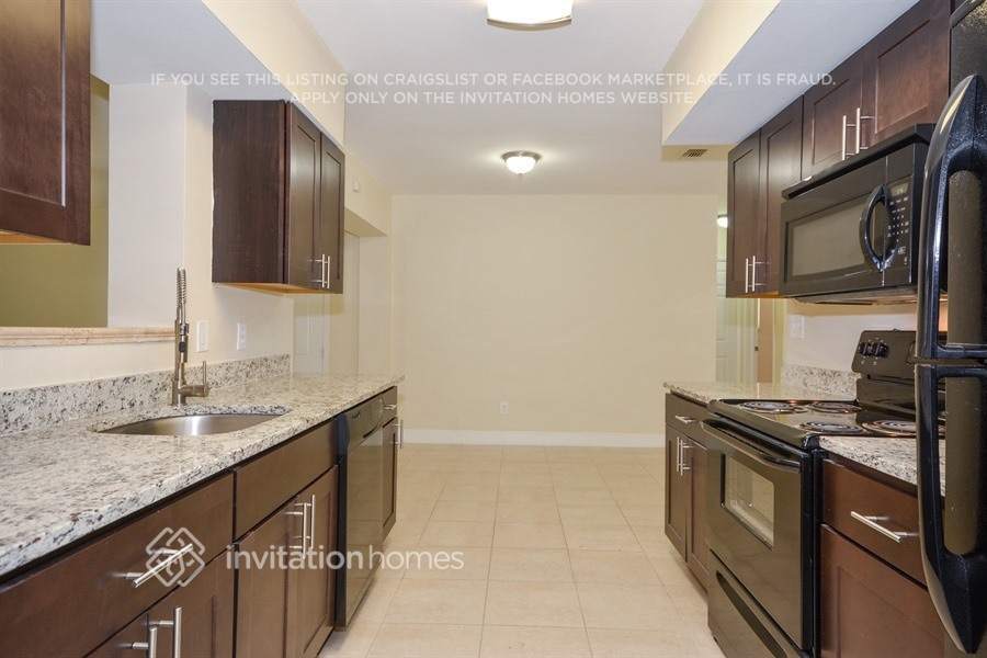 Building Photo - 3100 SW 20th Ct