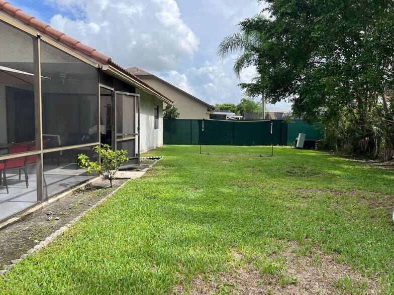 Building Photo - 5136 NW 49th Ave