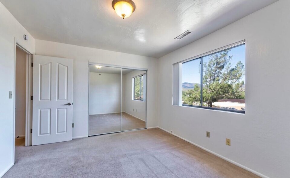 Building Photo - 1246 N Barzona Ave