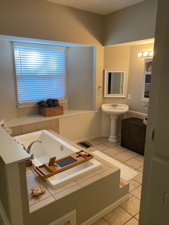 Building Photo - 734 Meadow Bend Dr