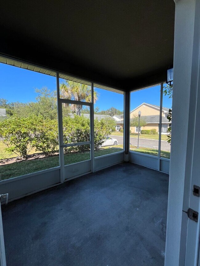 Building Photo - Large Townhome!