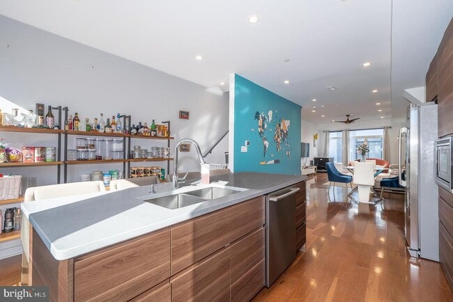 Building Photo - 1326 N Mascher St