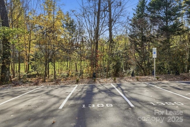 Building Photo - 1306 Carolyn Dr