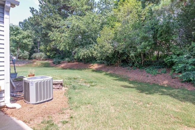 Building Photo - Maintenance-Free beautiful  3 bedroom 2.5 bath townhouse in Burlington