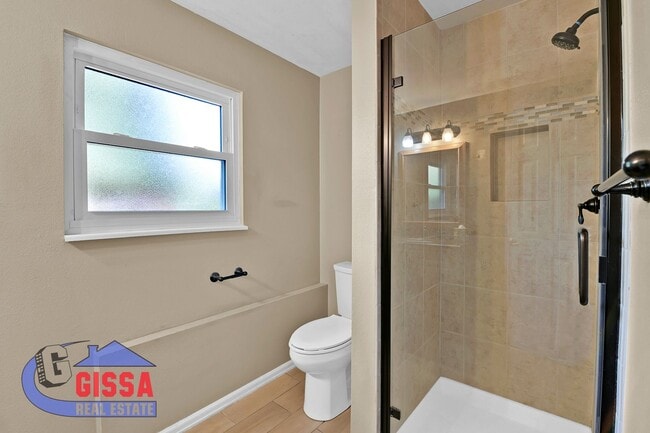 Building Photo - Beautiful home with 3 bedrooms, 2 bathroom...