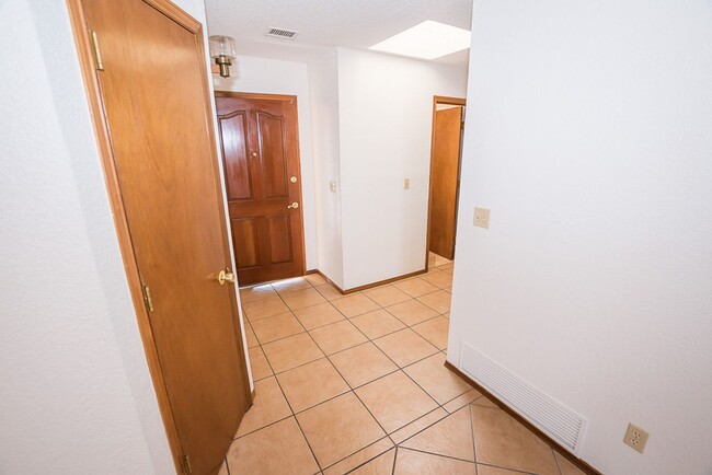 Building Photo - Contemporary home with 3 bedrooms, 2 bath, 2 car garage, A/C, Fenced Yard