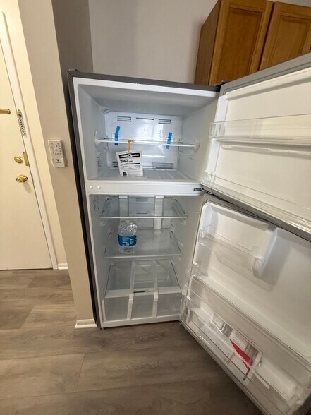 Building Photo - 690 River Rd