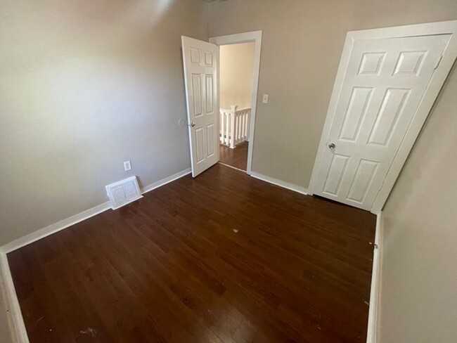 Building Photo - 3BR/2B house with backyard ($350 Move-in f...