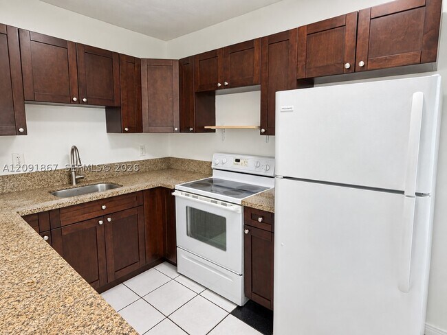 Building Photo - 1525 NE 154th St