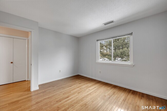 Building Photo - 17 Maple Ln