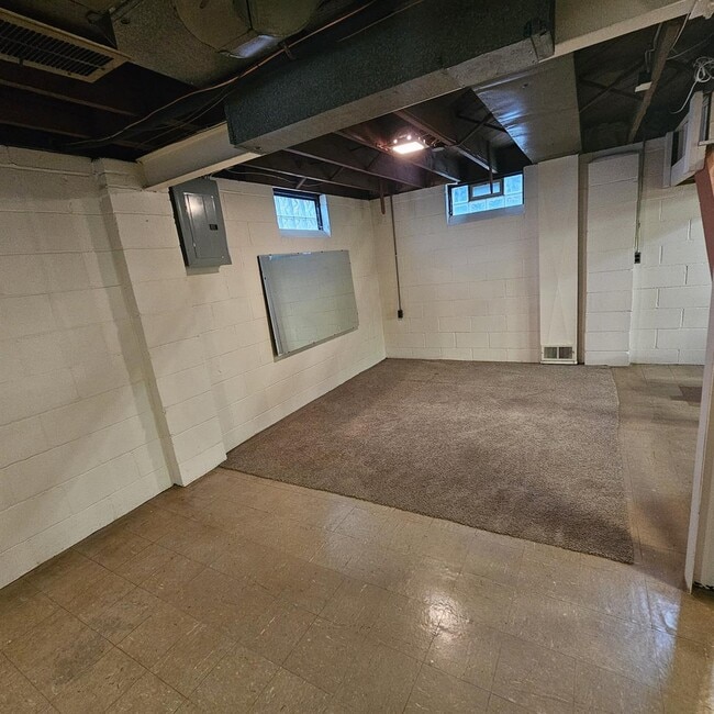 Building Photo - This charming 3-bedroom, 1.5-bathroom hous...