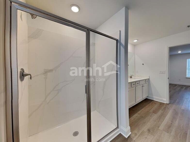 Building Photo - 496 Pointe Dr