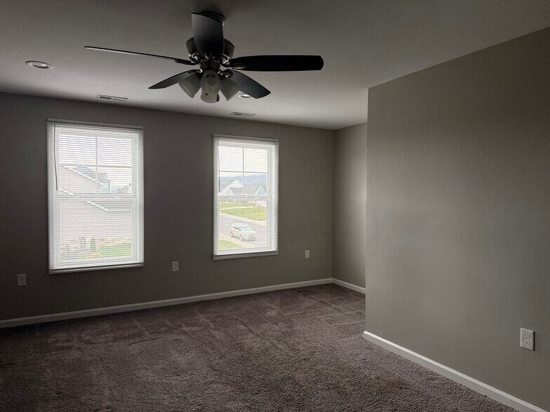 Building Photo - 270 Mabdarin Dr