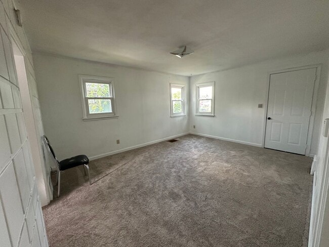 Building Photo - 2 Bedroom Home