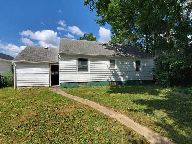Building Photo - Belmont 2 Bedroom Bungalow