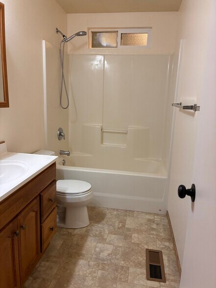 Bathroom with full-size tub - 484 N Kentucky Ave
