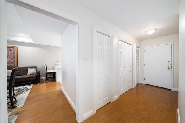 Building Photo - 101 Shearwater Ct E