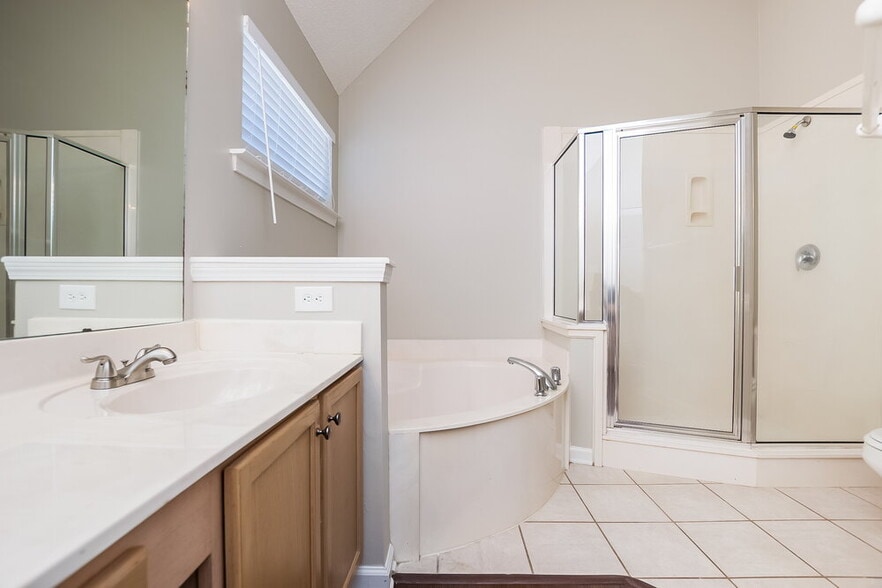 Building Photo - 10909 Lexington Dr