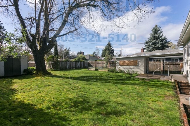 Building Photo - 2 Bedroom Bungalow in Northeast Portland - Huge Backyard!