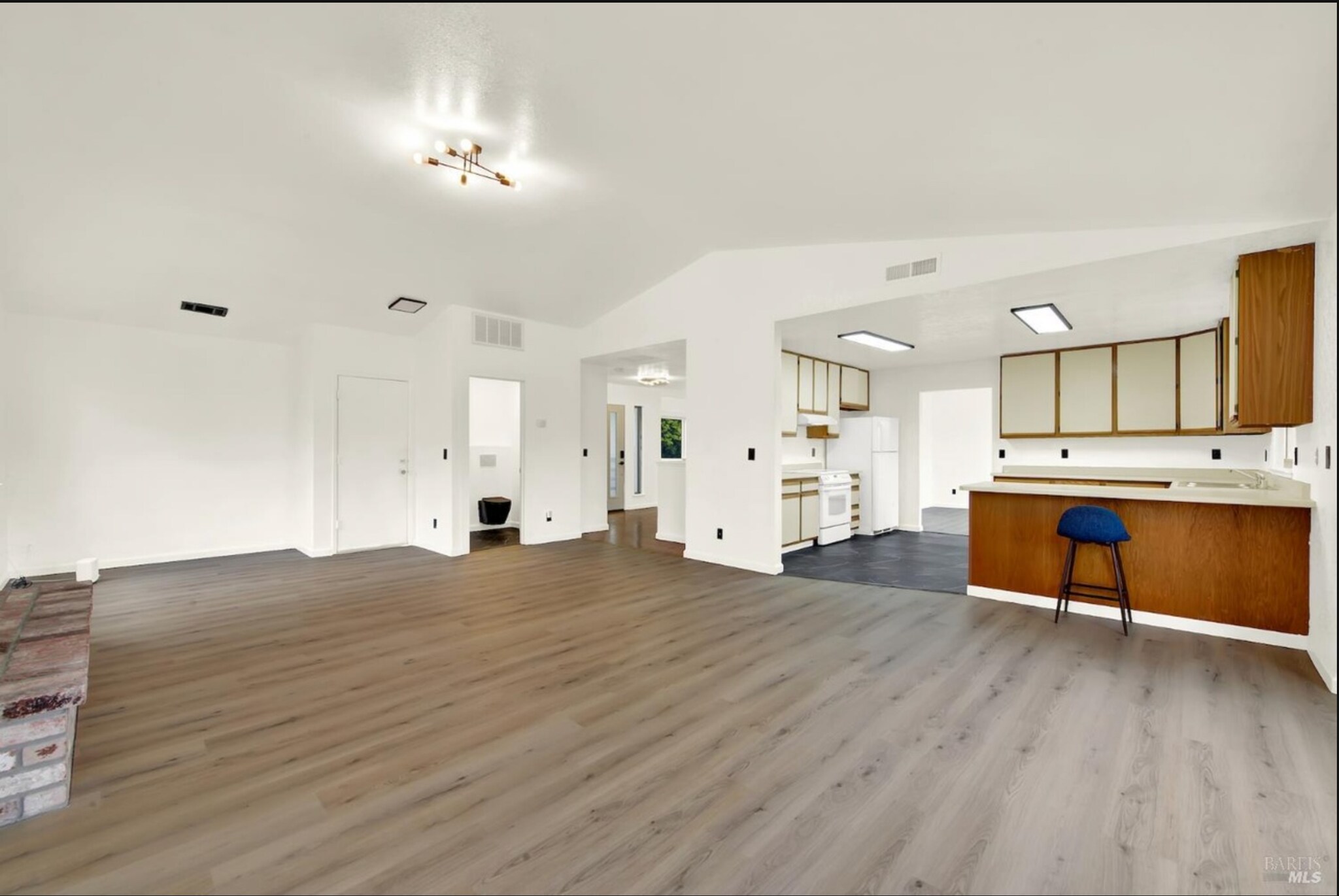 Building Photo - 143 Creekview Dr