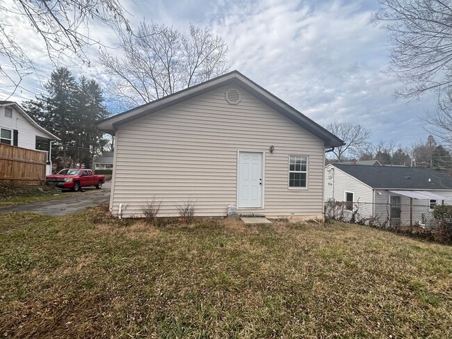 Building Photo - Coming Soon! Charming 2 bedroom/1 Bath Home in Desirable Area $1350