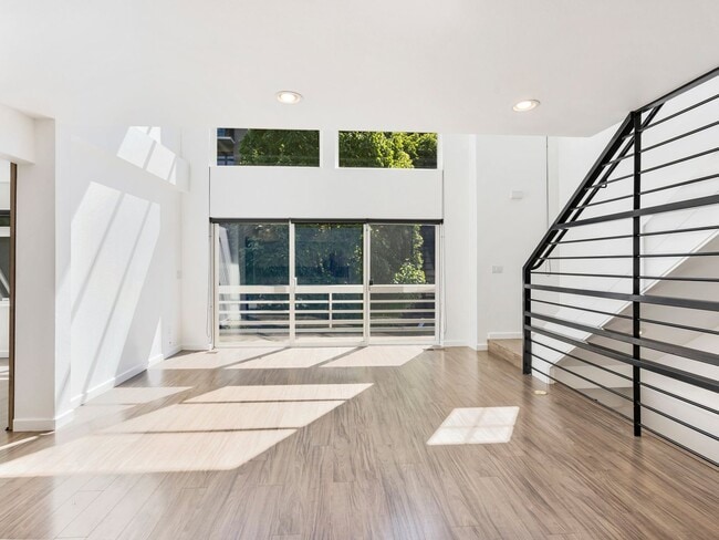 Building Photo - Fully renovated 2 level/2 bed/2 bath pearl...
