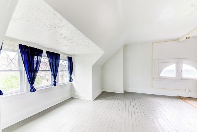 Building Photo - 15 St Thomas St