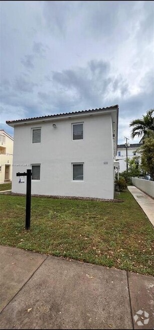 Building Photo - 510 Santander Ave
