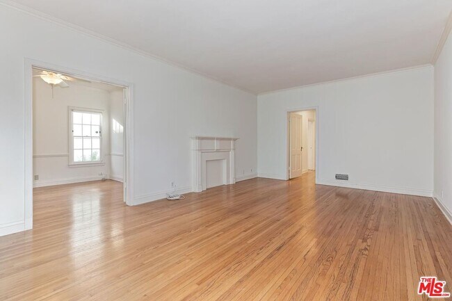 Building Photo - 441 1/2 S Palm Dr