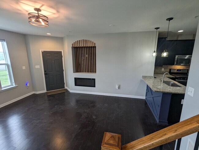 Building Photo - Two Level END UNIT condo in East of Market...