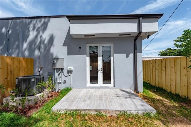 Building Photo - 1105 NE 2nd Ave