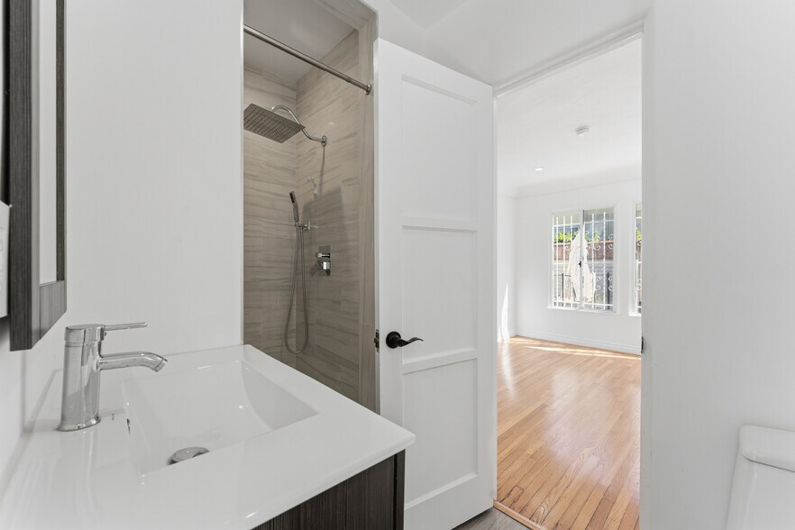 Building Photo - 824 S Holt Ave