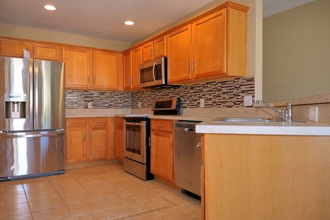 Building Photo - Updated and Spacious 2/2 Townhome with gar...