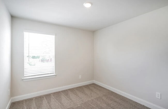 Building Photo - 228 River Rock Dr