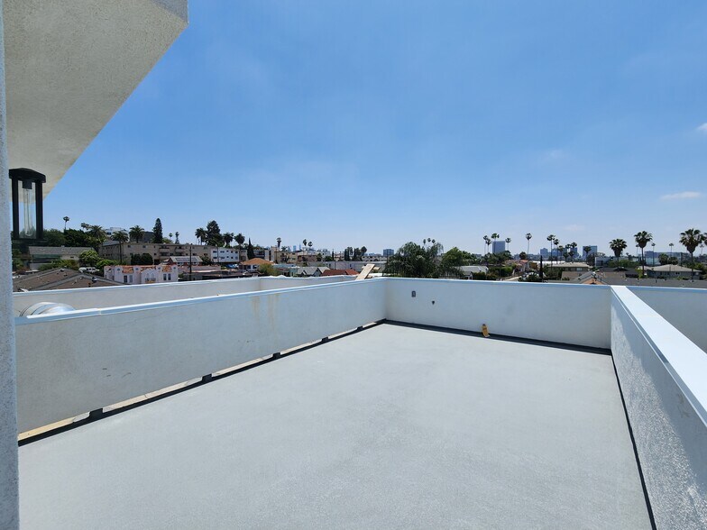 Building Photo - 543 N Kingsley Dr