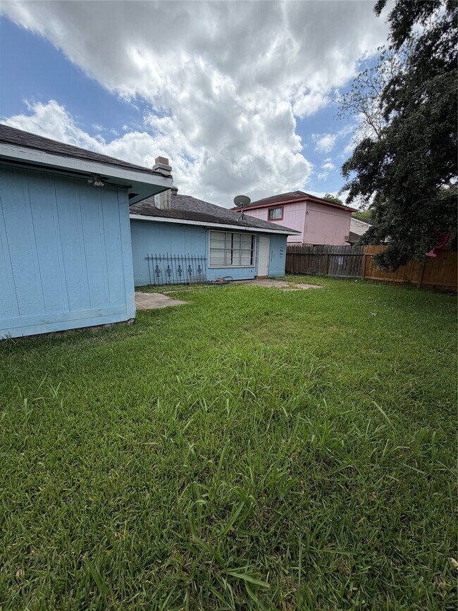 Building Photo - 6618 McCullum Rd