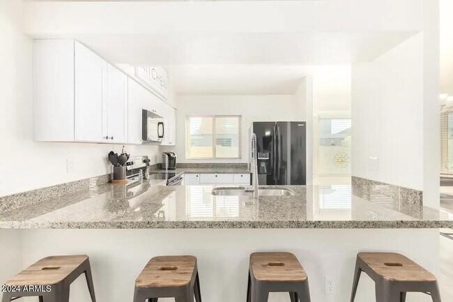 Building Photo - 8759 W Grovers Ave