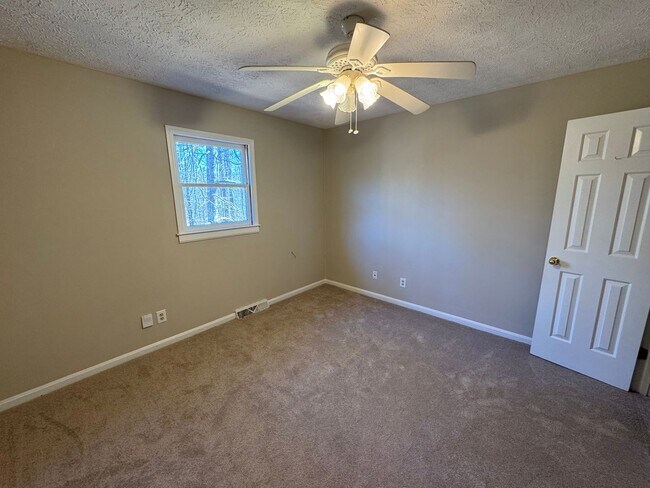 Building Photo - 2 Bedrooms, 1.5 Bathrooms - Townhome in West Rome!