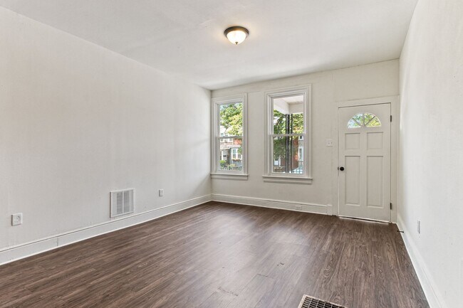 Building Photo - Spacious 5 Bedroom Home w/ Balcony, Porch & Yard Space!