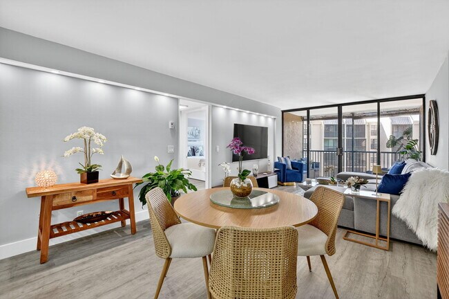 Building Photo - 20 Royal Palm Way