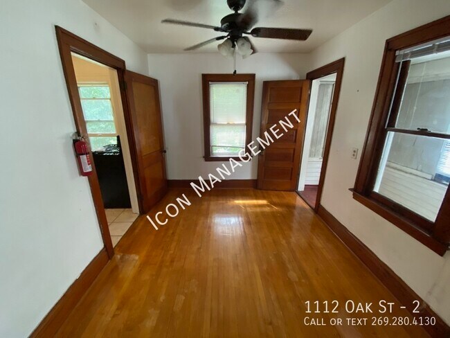 Building Photo - 1112 Oak St