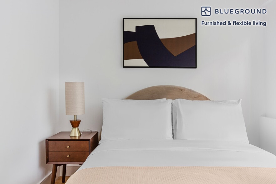 Building Photo - 230 E 44th St