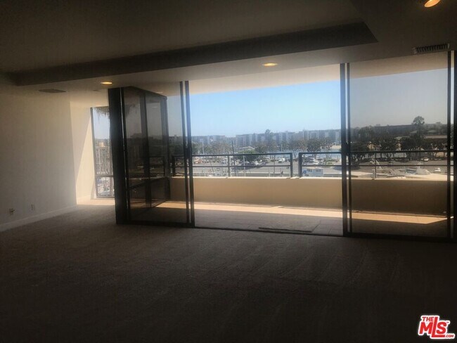 Building Photo - 4267 Marina City Dr