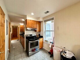 Building Photo - 10 Moreland St