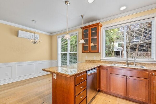 Building Photo - Quintessential West Seattle Townhome with Air Conditioning