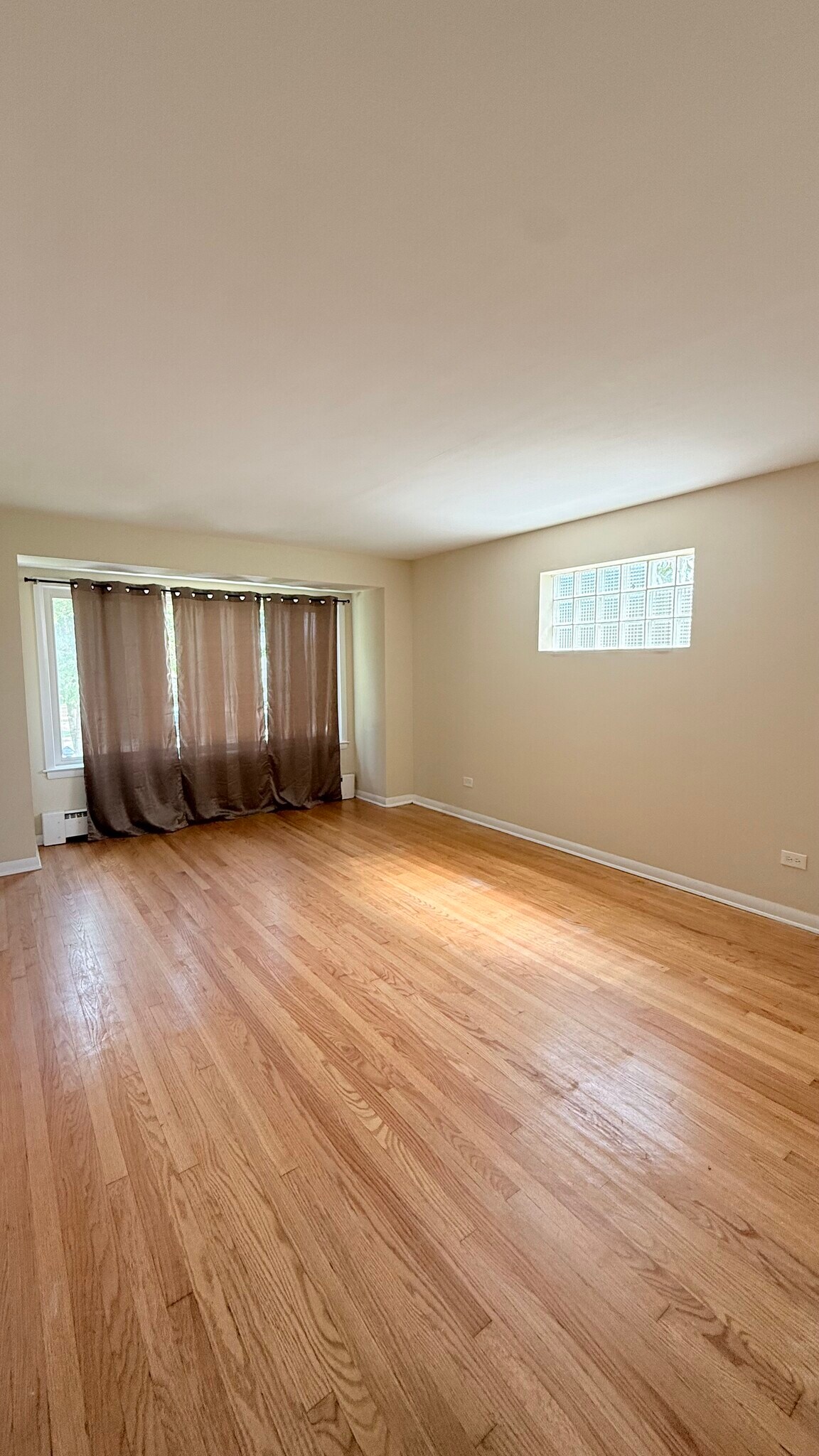 Building Photo - 3030 N Oleander Ave